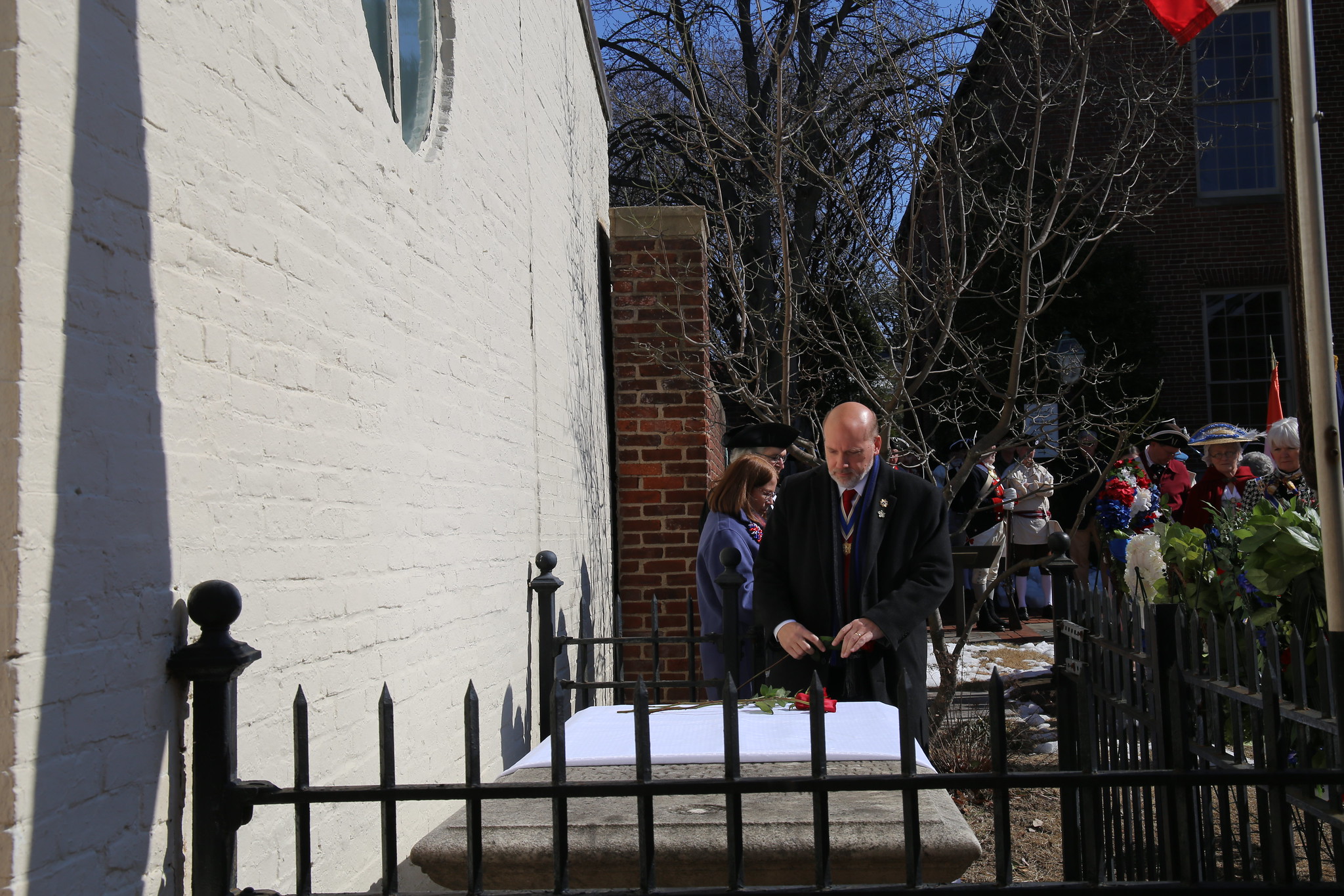 President General Elston lays flower on Tomb of the Unknown Soldier of the American Revolution